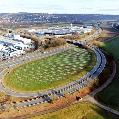 Die Errichtung des Solarparks "Traufwiesen" am Rande der Bundesstraße B27 in Tübingen läuft. Er erstreckt sich von der Auffahrt auf die B27 in Richtung Stuttgart bis zu den sogenannten "Lustnauer Ohren", die im Hintergrund noch zu sehen sind. (Foto: swt/Stromer)