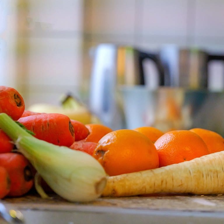 Karotten, Fenchel, Pastinake und Orangen: Für die Saftkur in der Fastenzeit werden frisches Gemüse und frische Früchte für den Gemüsesaft - den Fastensaft - verarbeitet. (Foto: SWR, Harry Röhrle)