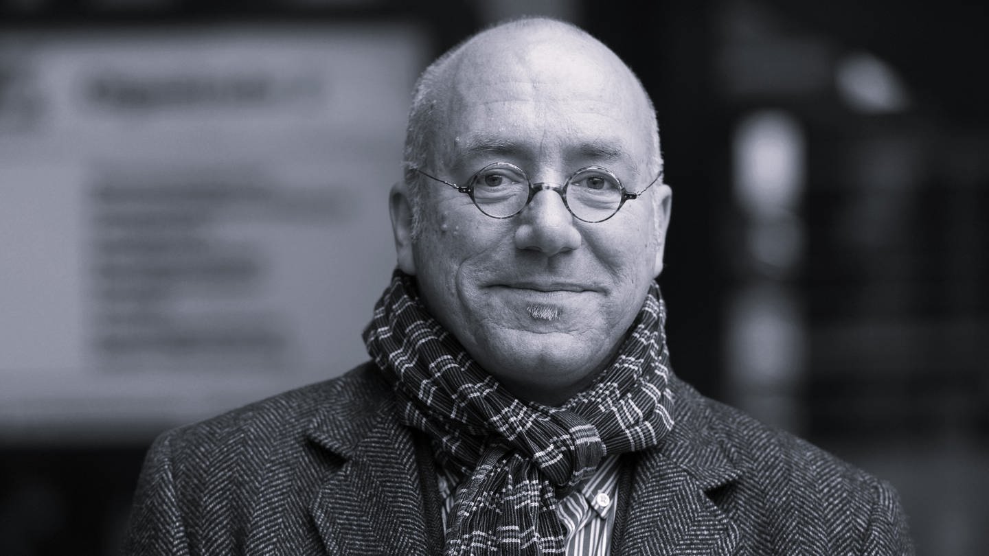 Peter Winckler mit kleiner runder Brille, in Mantel und Schal, lächelt in die Kamera (Foto: dpa Bildfunk, Picture Alliance)
