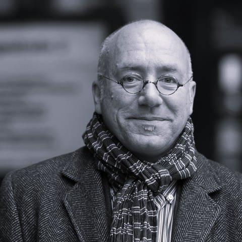 Peter Winckler mit kleiner runder Brille, in Mantel und Schal, lächelt in die Kamera (Foto: dpa Bildfunk, Picture Alliance)