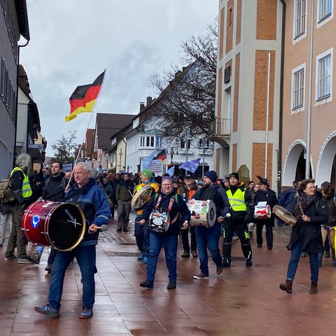 Zahlreiche Personen mit Trommeln, Fahnen und Tröten in der Fußgängerzone von Freudenstadt (Foto: SWR, Schwarz)