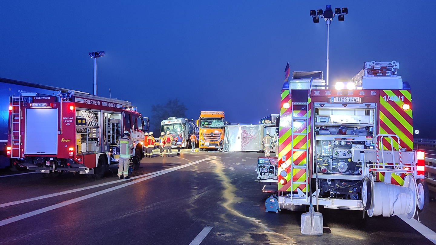 Mehrere Feuerwehrfahrzeuge, im Hinterdrund die verunfallten Lastwagen (Foto: Feuerwehr Geisingen, Mathias Rapp)