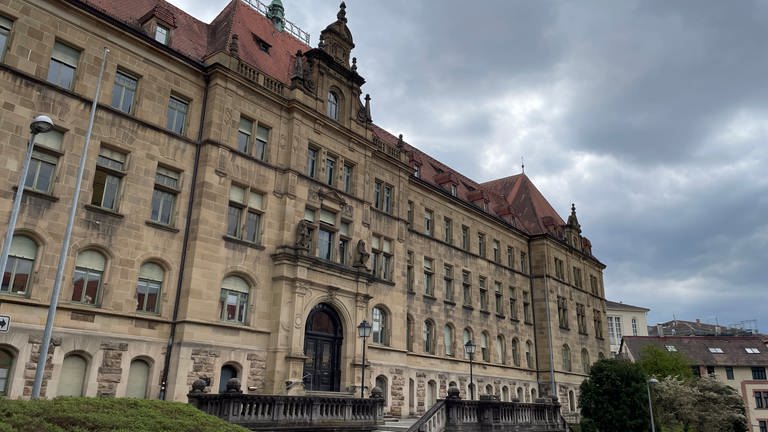 Das Landgericht Tübingen unter wolkenverhangenem Himmel (Foto: SWR, Peter Binder)