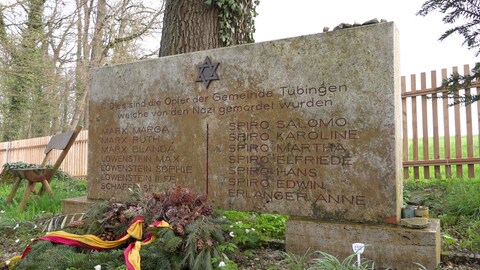Auf dem Gedenkstein für die Opfer des Holocaust auf dem Jüdischen Friedhof in Wankheim stehen 14 Namen. Der KZ-Überlebende Viktor Marx hat ihn kurz nach dem Krieg dort errichtet. (Foto: SWR)