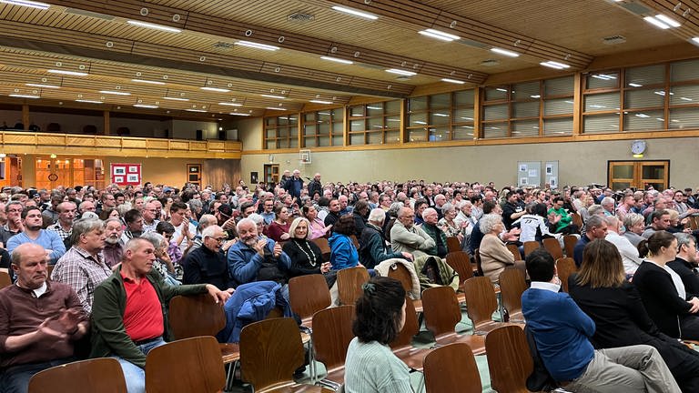 Die Bürgerversammlung über die Unterbrinung von Geflüchteten in Meßkirch war gut besucht. Ursprünglich wollte der Landkreis die Geflüchteten auf dem Gelände einer Diskothek unterbringen, jetzt hat die Stadt einen neuen Standort ins Spiel gebracht. (Foto: SWR)