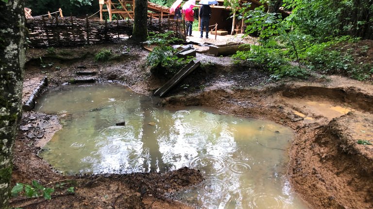 Die Lehmgrube beim Töpfer auf dem Campus Galli steht unter Wasser (Foto: SWR)