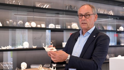 Innovationen in der Medizintechnik. Der Unternehmer Michael Martin von KLS Martin in Tuttlingen hält eine Schablone in der Hand. 