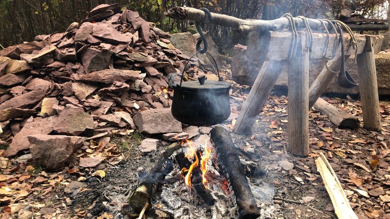 Ein warmer Tee über einem Holzfeuer hält die Handwerker auf dem Campus Gallli warm (Foto: SWR)