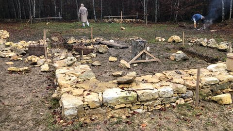 Das Fundament für das erste Steinhaus auf dem Campus Galli ist schon in Arbeit (Foto: SWR)
