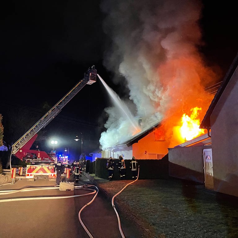 Das Dachgeschoss eines Einfamilienhauses in Horb-Talheim brennt, Flammen schlagen aus den Fenstern. Ein Löschzug ist im Einsatz (Foto: Freiwillige Feuerwehr Horb )