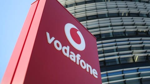 Ein Vodafone-Schild steht vor einem Gebäude. Vodafone-Kunden in Empfingen im Kreis Freudenstadt sind gerade von massiven Störungen betroffen. (Foto: dpa Bildfunk, picture alliance/dpa | Federico Gambarini)