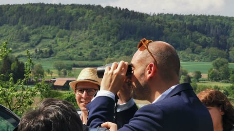 Finanzminister Bayaz schaut auf die Kiebitzäcker im Ammertal (Foto: SWR, Tobias Rager)