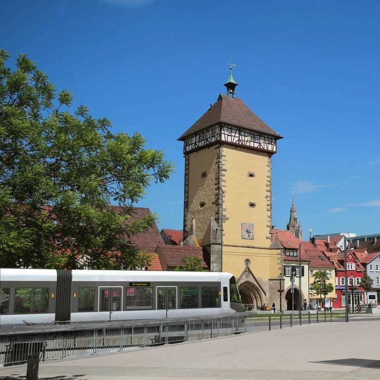 Eine Visualisierung der Regionalstadtbahn Neckar-Alb zeigt eine Regionalbahn in Reutlingen am Tübinger Tor. (Foto: Zweckverband Regionalstadtbahn Neckar-Alb)