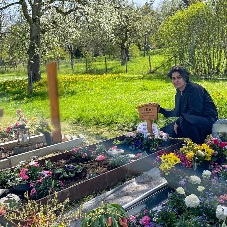 Meryem Üge Evren am Grab ihres Mannes auf dem Friedhof in Nagold. Nachdem er letztes Jahr nach einer Krebserkrankung gestorben ist, hat sie ein Doppelgrab für sich gekauft. Doch dort liegt nun eine andere Frau. 