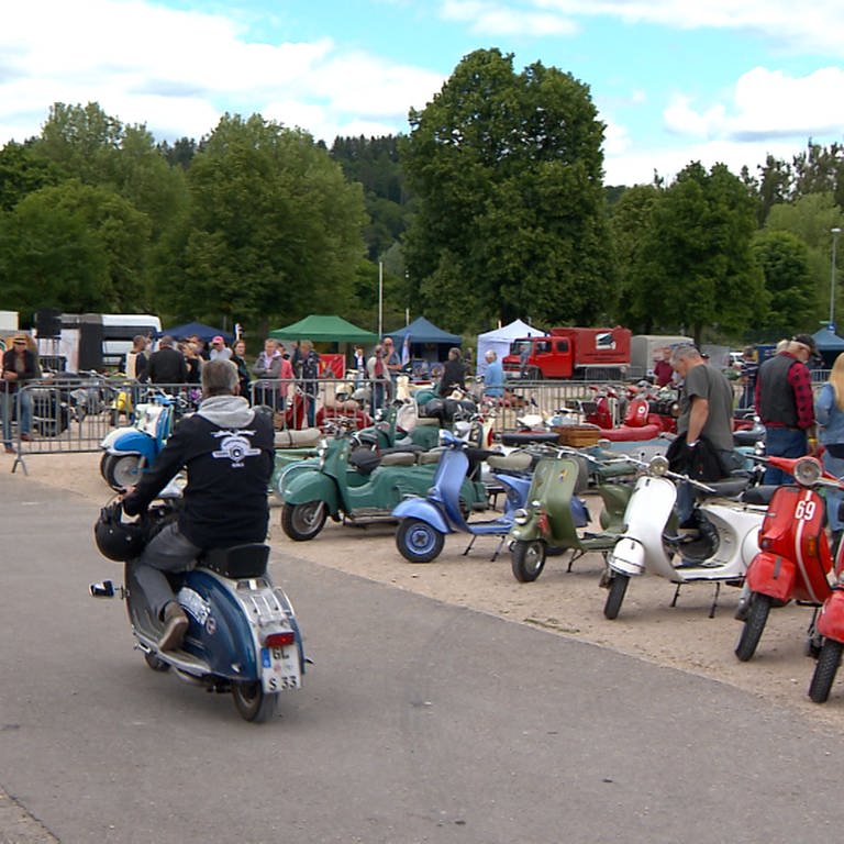 Ob Vespa, Zündapp oder Lambretta – beim Altrollertreffen auf dem Sigmaringer Festplatz kommen Oldtimer aus ganz Europa zusammen. (Foto: SWR)