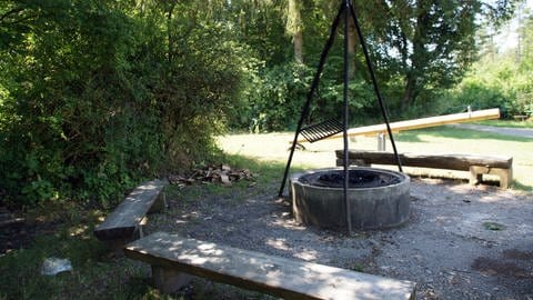 Eine Grillstelle im Wald mit hängendem Rost über betongefasster Feuerstelle. (Foto: SWR)