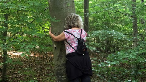 Baum umarmen beim Waldbaden (Foto: SWR, Sarah Beschorner)