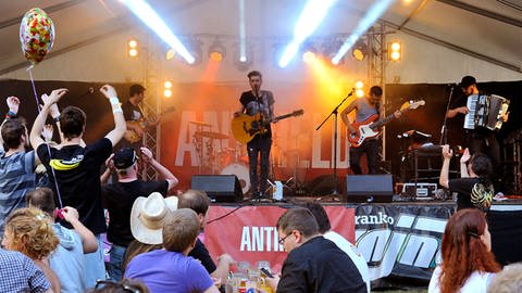 Das Neckarfest in Rottenburg findet 2022 nach der Coronapause wieder statt. Die Band Antiheld auf der Bühne. (Foto: Stadt Rottenburg)