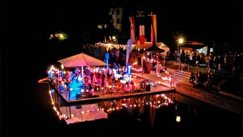 Das Neckarfest in Rottenburg findet 2022 nach der Coronapause wieder statt. Schwimmende Bühne auf dem Neckar. (Foto: Stadt Rottenburg)