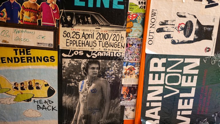 Bandposter aus fünf Jahrzehnten hängen an der Decke des Backstagebereichs (Foto: SWR)