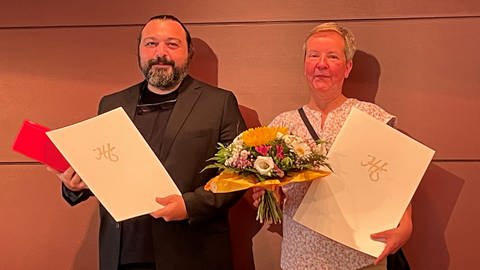 Hakan Günday und Sabine Adatepe mit Urkunden und Blumenstrauß (Foto: SWR, Marcel Wagner)