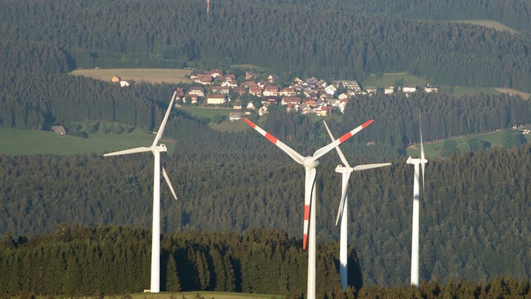 4 Windräder in einem Windpark in Baden-Württemberg