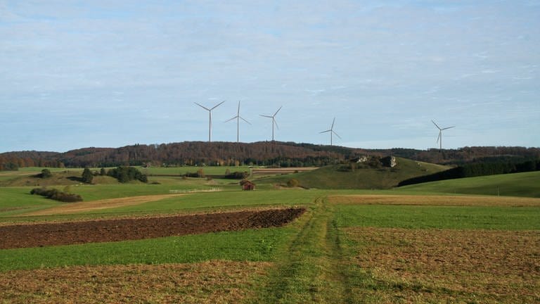 Die Visualisierung zeigt, wie der Windpark Hohfleck aus Richtung Sonnenbühl Undingen aussehen soll (Foto: SOWITEC)
