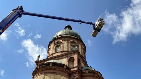 Das Kreuz der Hedinger Kirche in Sigmaringen ist bei einem Unwetter am 20.07.2022 umgeknickt. Es wird mit einer Arbeitshubbühne vom Dach der Kirche geborgen. (Foto: SWR, Sarah Beschorner)