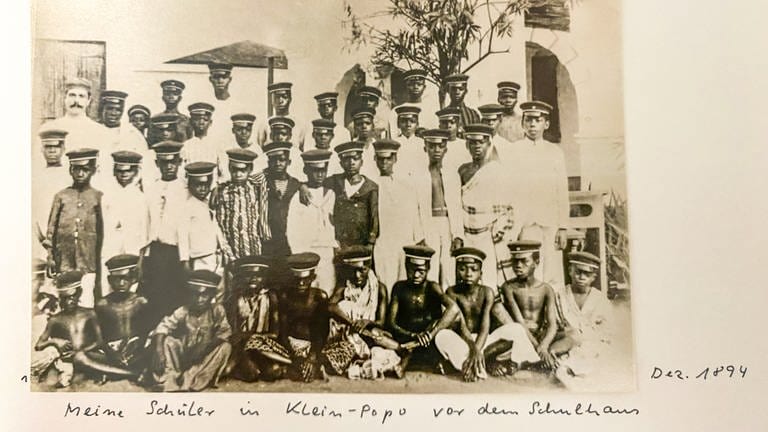 Der aus Tübingen stammende Samuel Walter und seine Schulklasse in Togo, 1894. Das Tübinger Stadtmuseum ruft 2022 dazu auf, Fotografien, Postkarten und Gegenstände aus den ehemaligen deutschen Kolonialgebieten zu zeigen. (Foto: SWR, Bertram Schwarz)