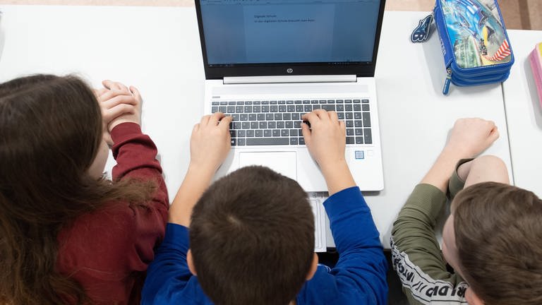 Schulkinder nutzen einen Computer im Unterricht. Die Digitalisierung des Unterrichts soll im neuen "Zentrum für Digitale Bildung" in Tübingen erforscht werden. (Foto: dpa Bildfunk, picture alliance/dpa/dpa-Zentralbild | Sebastian Kahnert)