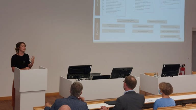 Franziska Kosel hält ihren Vortrag zum Thema Magersucht (Foto: SWR)