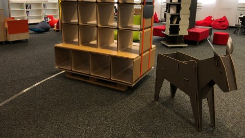 Neben Verschiedenen Bücherregalen finden sich auch Sitzgelegenheiten für Groß und Klein im Showroom des ekz-Bibliotheksservices in Reutlingen. (Foto: SWR, Knöller, Magdalena)