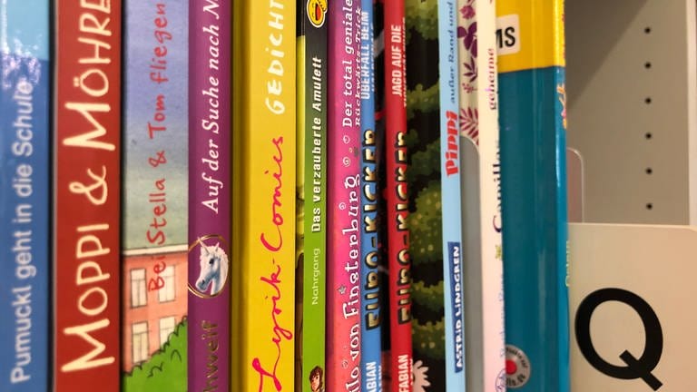 Bunte Kinderbücher im Einkaufszentrum für Bibliotheken in Reutlingen.