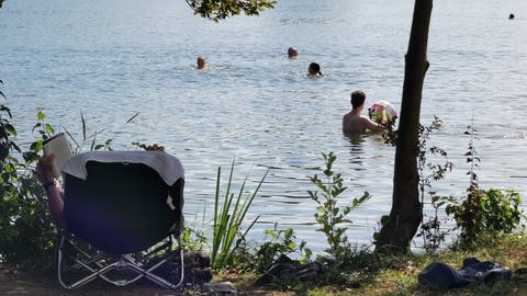 Neuer Biergarten am Baggersee Kfurt, Menschen schwimmen im See