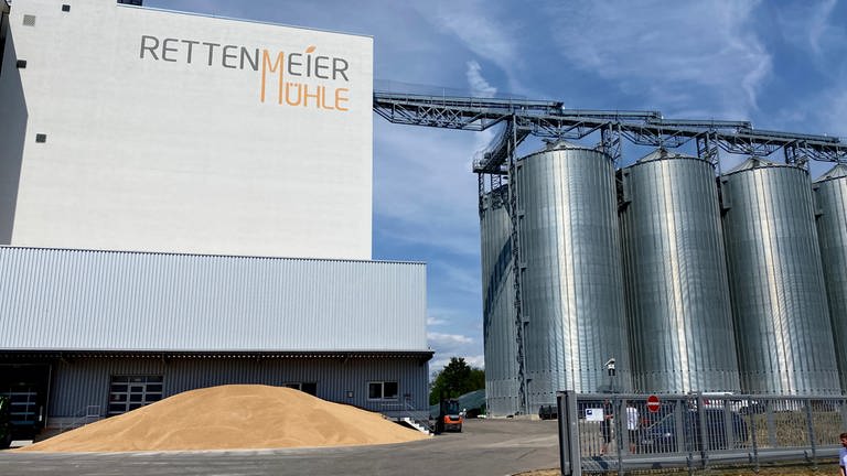 Getreideberg vor der Rettenmeier Mühle (Foto: SWR, Matthias Neumann)