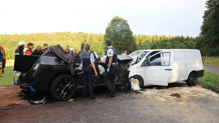 Bei einem schweren Unfall mit mehreren Fahrzeugen auf der B28 bei Römerstein (Landkreis Reutlingen) ist am Montag ein Mensch ums Leben gekommen.  (Foto: dpa Bildfunk, picture alliance/dpa/SDMG | Kaczor)
