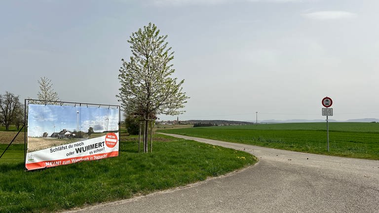 Ein Plakat gegen Windkraft in Starzach. Im Hintergrund ist unter anderem die Schwäbische Alb zu sehen. Die Bürgerinitiative "Pro Natur Starzach" engagiert sich in der ganzen Region Neckar-Alb gegen geplante Windkraftanlagen. (Foto: SWR, Tobias Faißt)