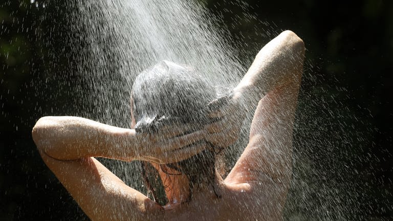 Frau steht unter Dusche (Foto: dpa Bildfunk, Wolfgang Kumm)