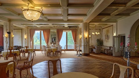 Das ehemalige Grand Hotel Waldlust in Freudenstadt ist heute ein Lost Place, der viele Fotografen anzieht. Ein Verein bietet die Möglichkeit an dort zu übernachten. Ballsaal mit Kronleuchter.