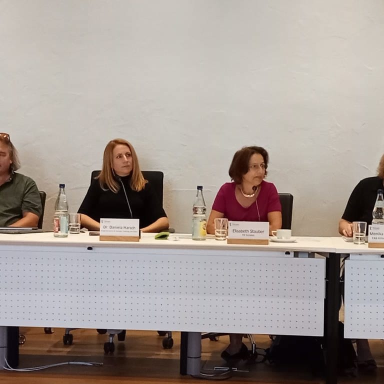 Vertreter der Stadt Tübingen im Ratssaal bei der Pressekonferenz zum Thema Wohnraum (Foto: SWR, Nathalie Waldenspuhl)