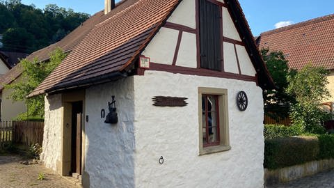 Ein unscheinbares, leicht windschiefes, aber hübsch renoviertes altes Häuschen. (Foto: Pressestelle, Thomas Reimer)