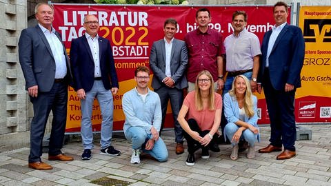 Organisationsteam und Sponsoren der Literaturtage Albstadt 2022. (Foto: SWR, Julia Klebitz)