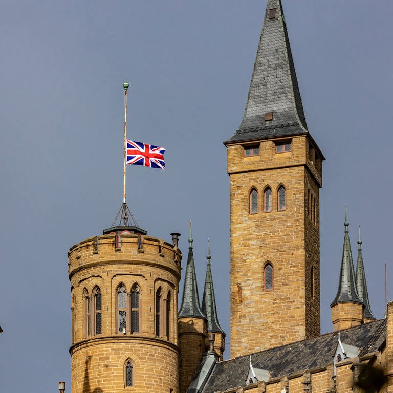 Burg Hohenzollern: Unionjack auf Halbmast (Foto: Pressestelle, Roland Beck)