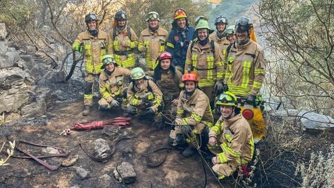 Eine Gruppe von Feuerwehrleuten aus Baden-Württemberg in Griechenland im Rahmen einer Übung, Schulung nach einem Einsatz zum löschen eines Waldbrandes. (Foto: privat/Landesfeuerwehrschule Baden-Württemberg)