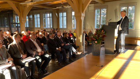 Unirektor Bernd Engler spricht vor den Gästen der Feier zum 10-jährigen Bestehen des Zentrums für islamische Theologie in Tübingen (Foto: SWR, Markus Beschorner)