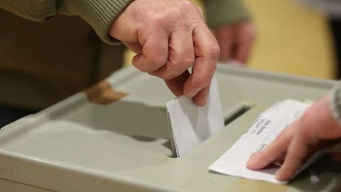 Wahlzettel beim Einwurf in die Box (Foto: dpa Bildfunk, picture alliance/dpa/Matthias Bein (Symbolbild))