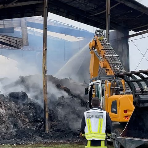 Scheune in Trossingen in Brand: die Feuerwehr löscht