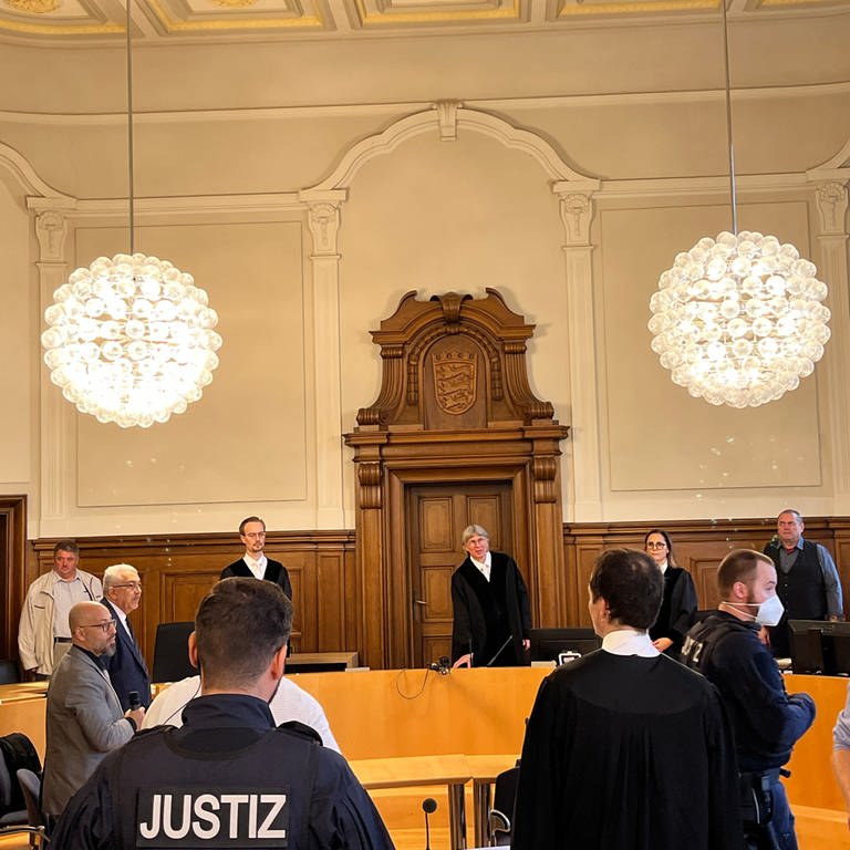 Die Richter im Revisionsprozess um den Mord an einem Geschäftsmann aus Horb betreten den Saal im Landgericht Rottweil (Foto: SWR, Samantha Happ)