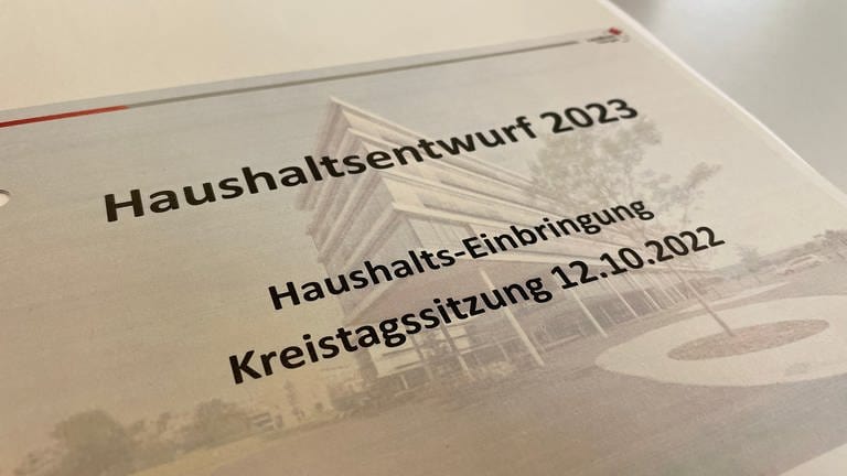 Im kleinen Sitzungssaal stellt unter anderem Landrat Joachim Walter den Haushaltsplanentwurf für das Jahr 2023 für den Kreis Tübingen vor.  (Foto: SWR, Theresa Krampfl)