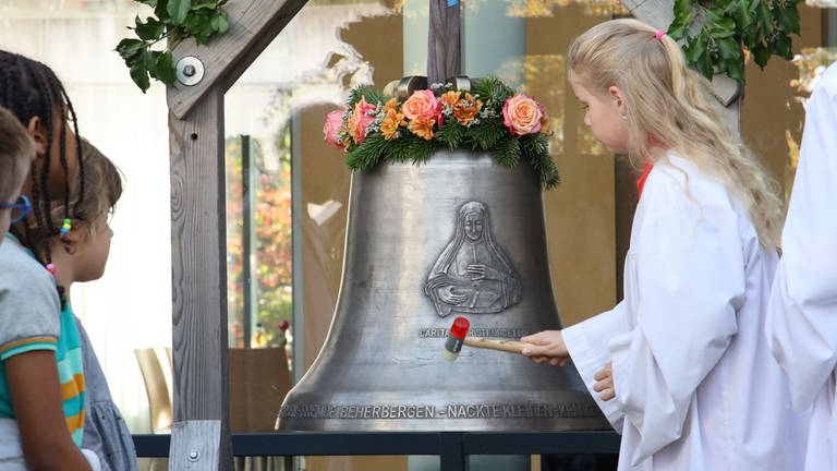 Die neue Glocken in Tübingen-Lustnau wird erstmals angeschlagen (Foto: Pressestelle, Kirchengemeinde Lustnau / Thomas Gauggel)